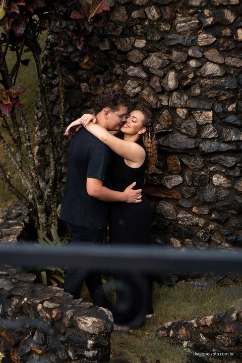 Débora e Diego, envoltos na atmosfera da fazenda, compartilham um momento de pura alegria. Esta foto transmite a energia positiva e a felicidade contagiante deste casal apaixonado.'
