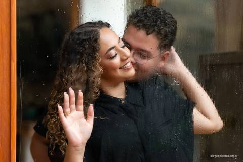 Entre risos e carinhos, este casal encantador protagoniza momentos de ternura em sua sessão pré casamento na Fazenda Cachoeira. Um conto de amor capturado pelas lentes do nosso fotógrafo'