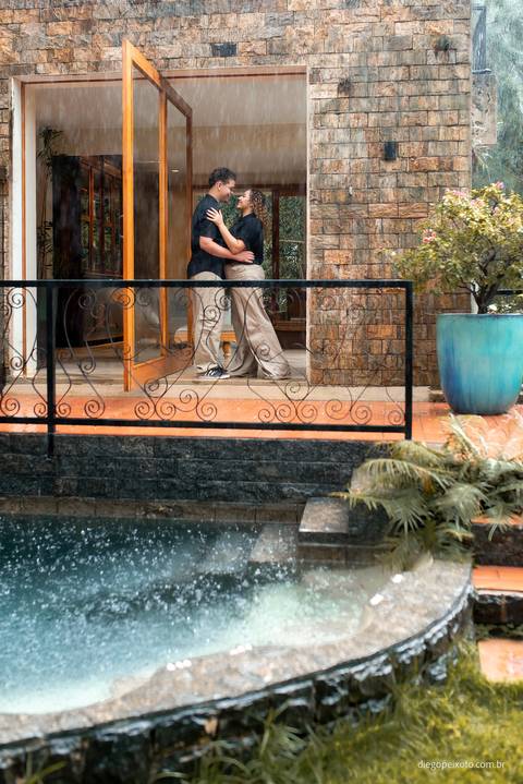 A chuva não apagou a chama deste casal! Explore a atmosfera romântica enquanto Débora e Diego se abraçam sob os guarda-chuvas, revelando a beleza única de um ensaio de namoro na natureza.'