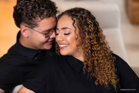 Nesta imagem, o olhar cúmplice de Débora e Diego reflete a promessa de amor eterno. Um momento cativante capturado durante o ensaio pré-casamento na Fazenda Cachoeira.'