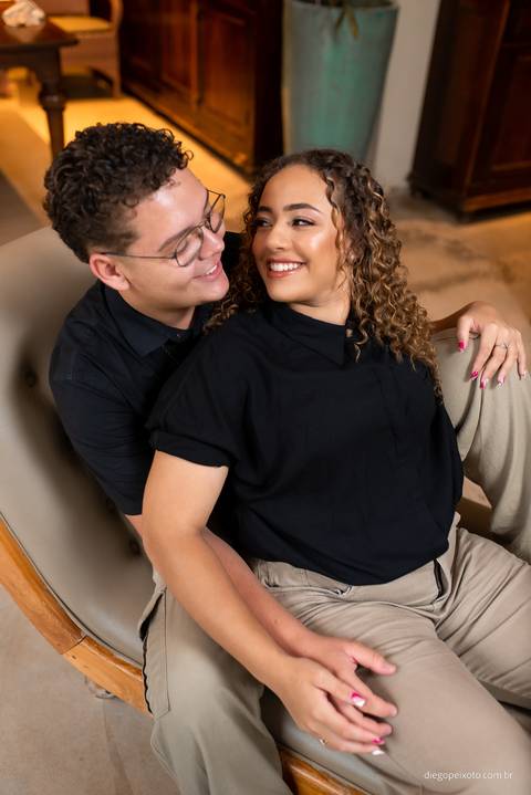 A Fazenda Cachoeira proporciona o cenário perfeito para este casal romântico. Aqui, eles celebram o amor com um doce beijo, criando uma cena memorável para o álbum de pré-casamento.'