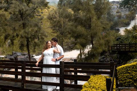 Sob a chuva suave, Débora e Diego compartilham sorrisos radiantes e gestos carinhosos. Cada gota de chuva conta uma história de amor neste ensaio pré casamento cheio de emoção.'