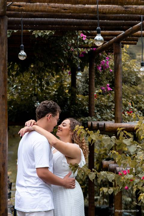 Aqui, as mãos entrelaçadas de Débora e Diego simbolizam a união e a cumplicidade. Uma cena romântica que ilustra perfeitamente a jornada desse casal apaixonado.'