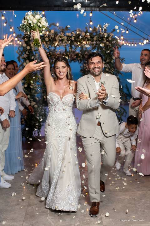 Sorrisos que iluminam o álbum de casamento'