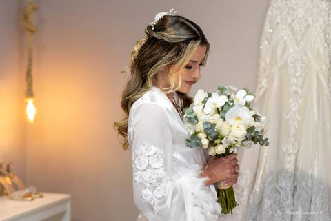 Casal apaixonado trocando votos emocionantes.'