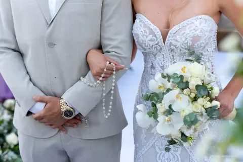 Bianca e Max compartilhando risadas e abraços'