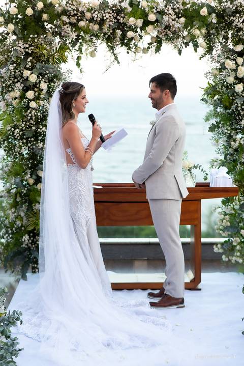 Casamento na praia com vista espetacular'