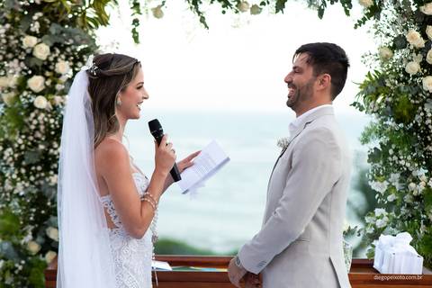 Noiva radiante sob a luz do sol'