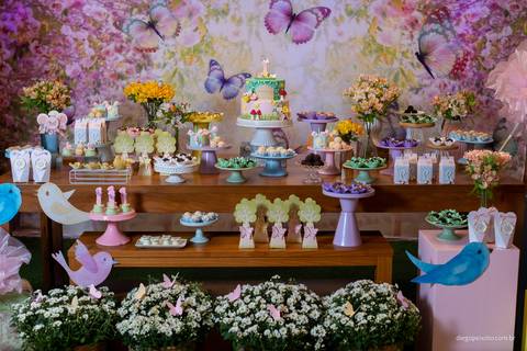 Luisa, a aniversariante, esbanjando alegria no Quintal Aventura.'