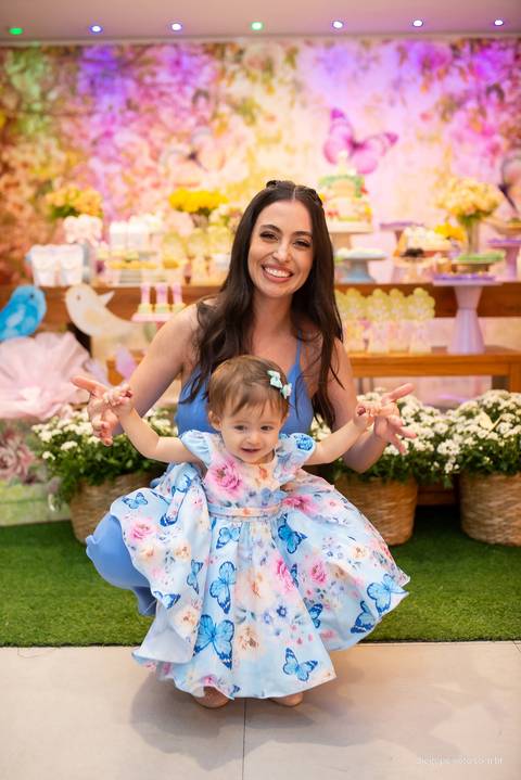 Risadas contagiantes da Luisa durante sua festa.'