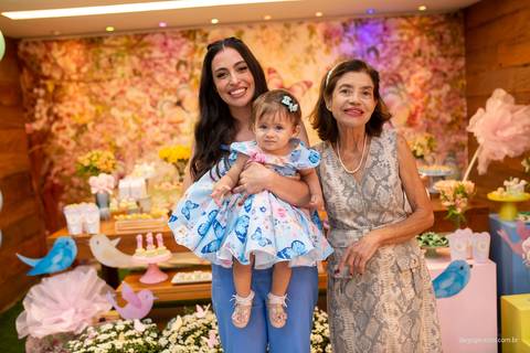 Momentos lúdicos e cheios de ternura na festa da Luisa.'