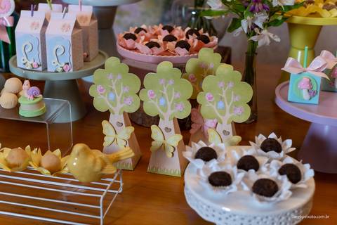 Sorrisos e pulinhos de alegria no aniversário de Luisa.'