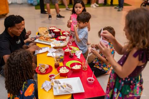 Detalhes da decoração encantadora no Quintal Aventura.'