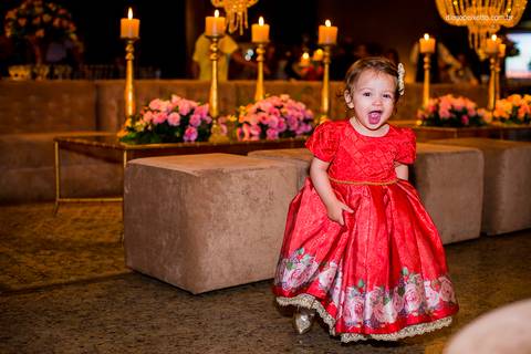 Sorriso de esperta no aniversário infantil'