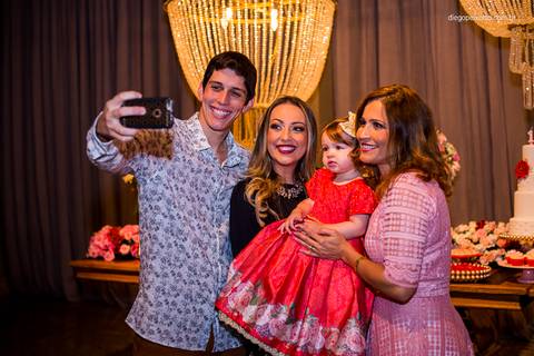 Foto com os tios da aniversariante na festa infantil em Caratinga pelo fotógrafo de festa infantil de Caratinga Diego Peixotto'