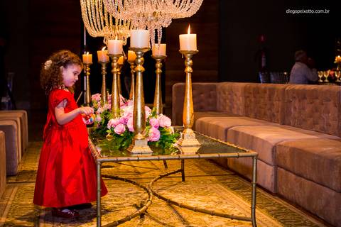 Valentina brincando na mesa decorada pela Matterfloris na festa de sua irmã Antonella em Caratinga MG'