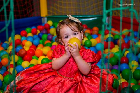 Criança na piscina de bolinhas em festa infantil em Caratinga MG pelo fotógrafo de festa infantil Diego Peixotto'