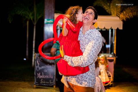 Beijo no tio na festa infantil no vila Matter em Caratinga MG'