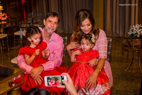 Avós com os netos no aniversario de um ano de menina'