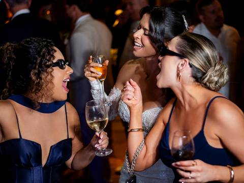 amigas da noiva cantando com a noiva'