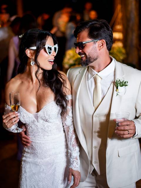 noivos se divertindo no casamento'