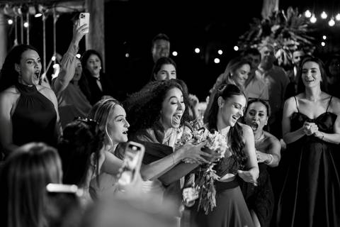 amigas da noiva brigando pelo buquê'