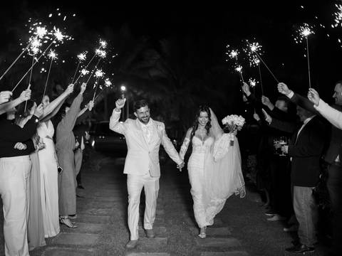 Chegada dos noivos na recepção com um corredor cheio de sparkles'