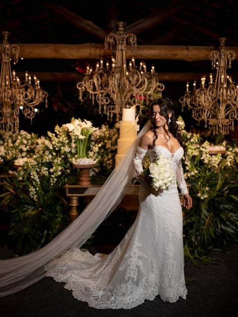 Foto de luxo de noiva em frente a mesa do bolo'