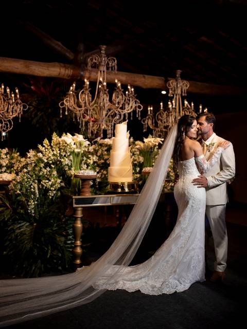 Fotos maravilhosas dos noivos na mesa do bolo'