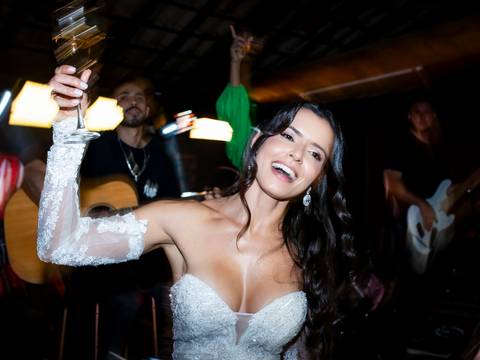 Noiva dançando na boate da sua festa de casamento'