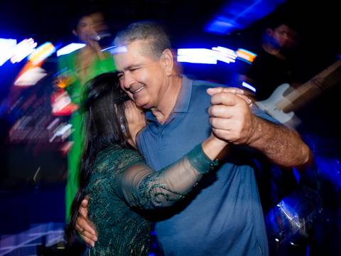 pais dos noivos dançando na boate do casamento'