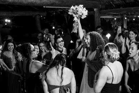 irmã da noiva pegando o buquê'