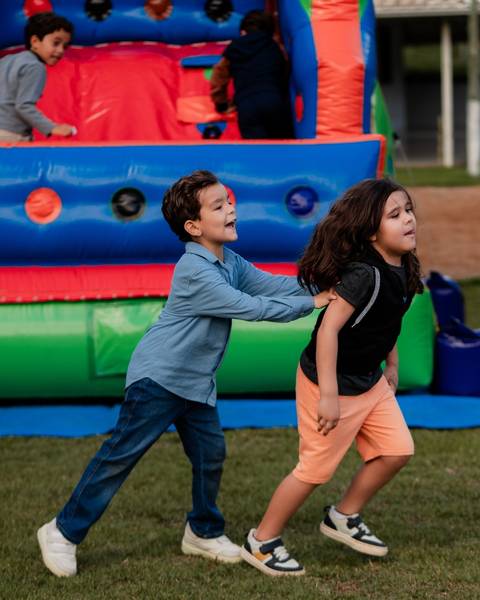 Momento do parabéns durante aniversário infantil fotografado por fotógrafo em Governador Valadares.'