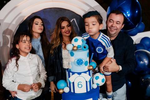 Fotógrafo de festa infantil em Governador Valadares registrando o aniversário de 6 anos do Léo com tema do Cruzeiro.'