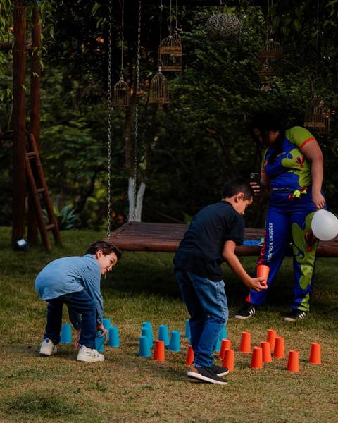 Família reunida comemorando os 6 anos do Léo em registro profissional.'