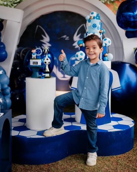 Registro natural dos convidados em festa infantil com tema de futebol.'