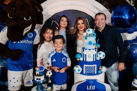 Aniversário do Léo com decoração azul inspirada no Cruzeiro.'