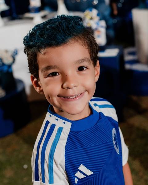 Fotografia da decoração da festa infantil com elementos do Cruzeiro.'