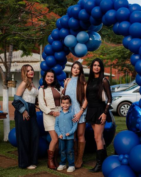 Aniversário infantil registrado com estilo natural e emocional.'