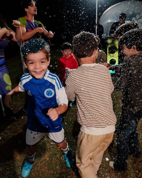 Fotógrafo de aniversário infantil em Governador Valadares registrando momentos especiais.'