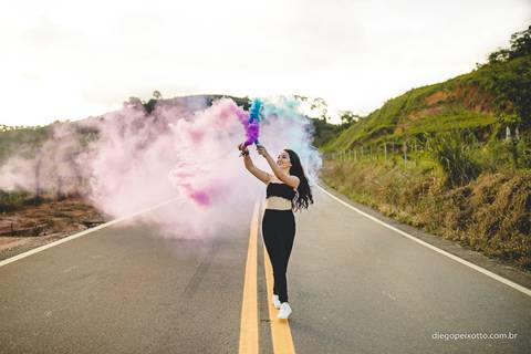 ensaio com fumaça colorida em meio à rua'