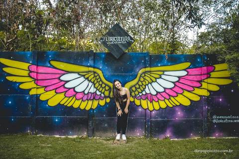 grafite de asas coloridas em um muro de uma cidade do interior vira febre para se fazer fotos estilosas'