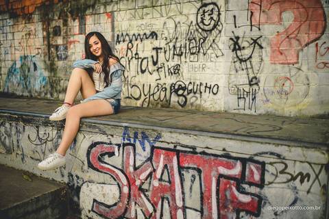 ensaio de 15 anos estiloso numa pista de skate'