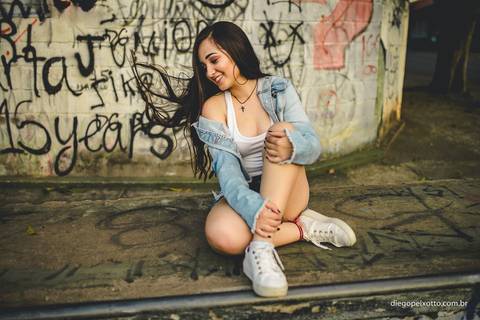 garota estilosa numa pista de skate posa para uma foto durante sessão fotográfica de um ensaio de 15 anos'