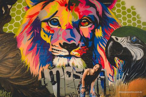 fotografia de uma menina de 15 anos debaixo de um viaduto grafitado'