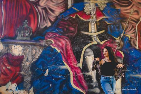 ensaio fotográfico de quinze anos de uma menina em meio aos grafites de uma cidade'