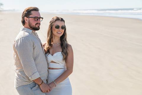 nsaio pré‑wedding nas pequenas dunas próximas a Iguape, onde o vento e a textura da areia criaram um clima cinematográfico'