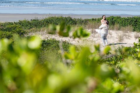 nsaio pré‑wedding nas pequenas dunas próximas a Iguape, onde o vento e a textura da areia criaram um clima cinematográfico'