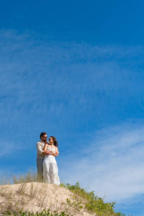 nsaio pré‑wedding nas pequenas dunas próximas a Iguape, onde o vento e a textura da areia criaram um clima cinematográfico'
