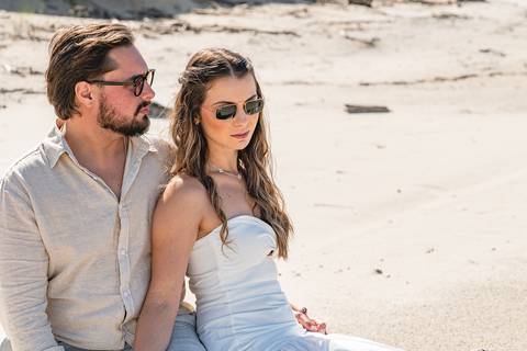 nsaio pré‑wedding nas pequenas dunas próximas a Iguape, onde o vento e a textura da areia criaram um clima cinematográfico'